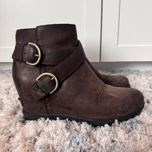 WOMEN'S Joan Of Arctic Leather Wedge II Buckle Boots Sorel Size 9 Brown